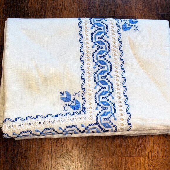 Gorgeous Embroidered Linen Tablecloth 42"x62" - Picture 8 of 13